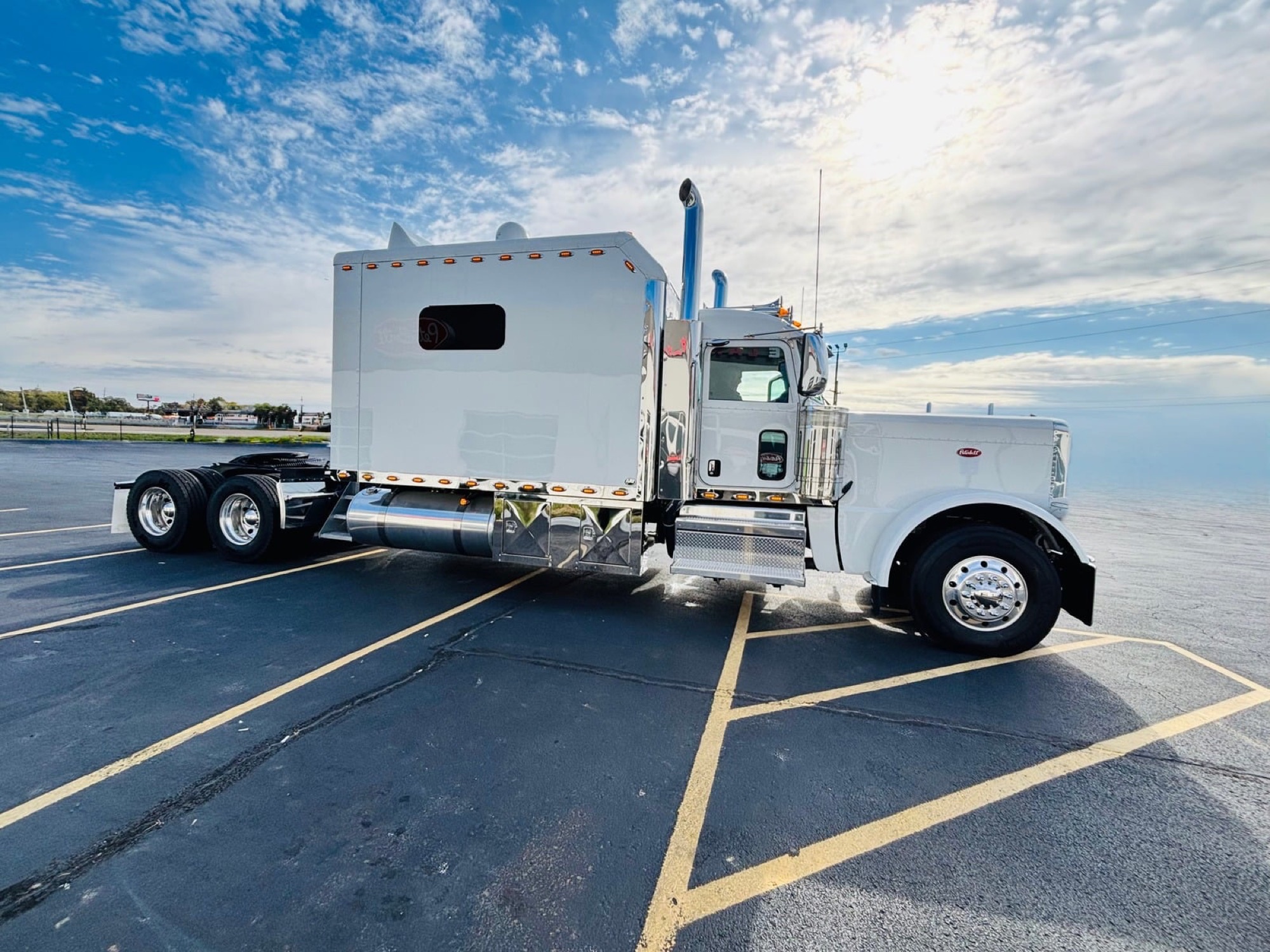 4 Points Trucking Peterbilt tractor